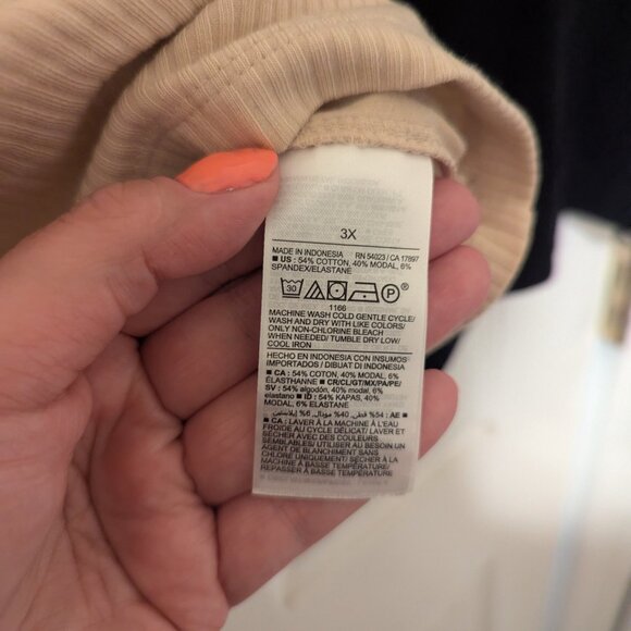 Old Navy Cream and Black Boxy T-Shirts Relaxed Fit - Picture 5 of 10